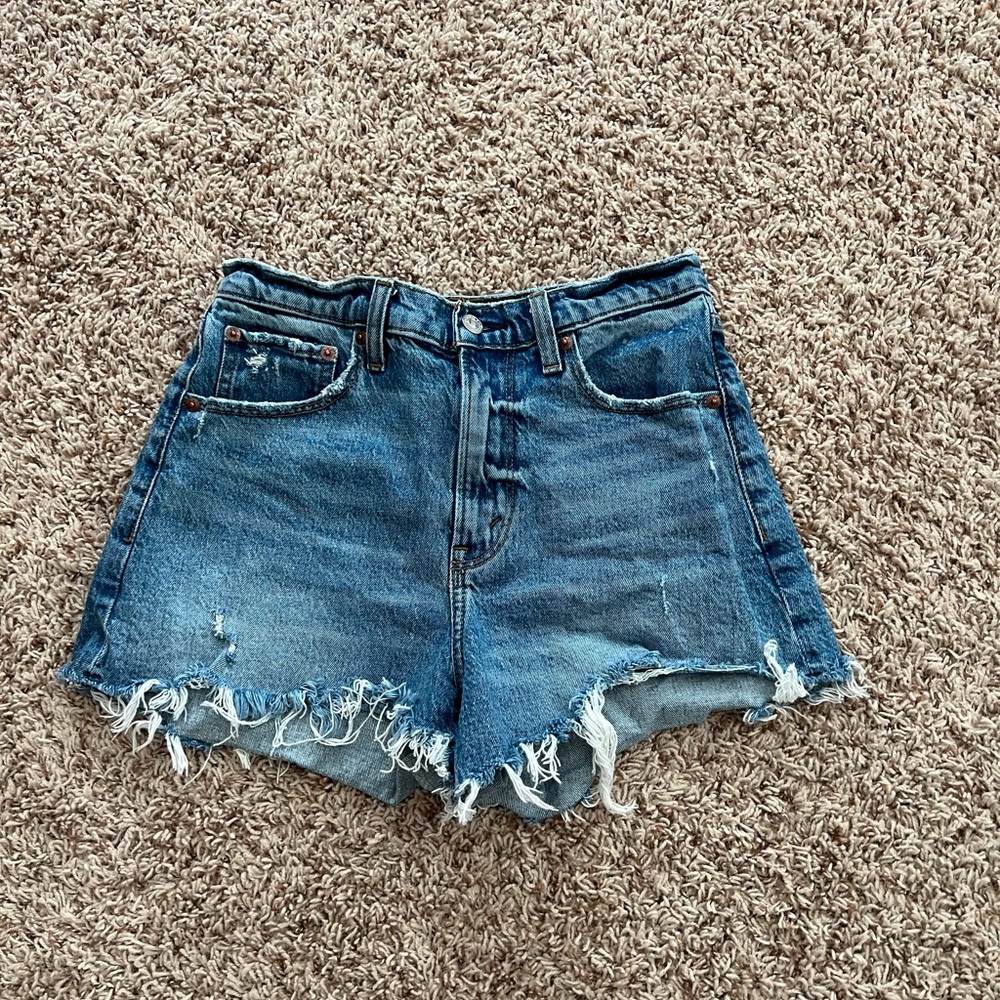 Abercrombie & Fitch 90s High Rise Cuttoff shorts.